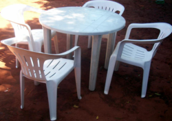 mesa e 4 cadeira plastica tramontina